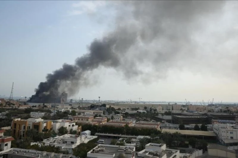 Iran Balas Serang Target Militer Amerika di Teluk Persia