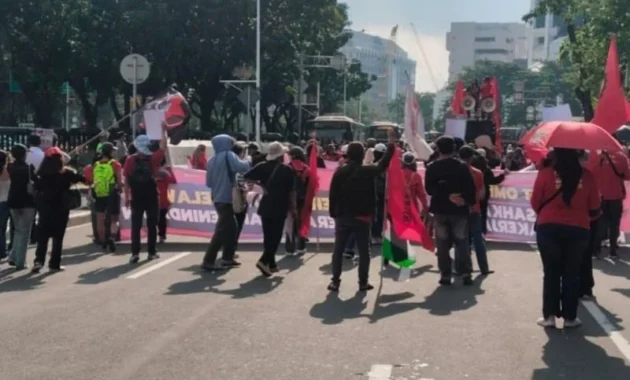 Jalan Medan Merdeka Selatan Ditutup Karena Aksi Demo di Jakarta Pusat Jalan Medan Merdeka Selatan Ditutup Karena Aksi Demo di Jakarta Pusat