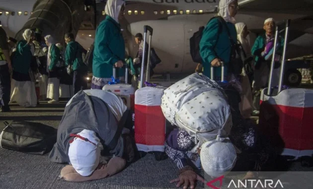 Jamaah Haji Kloter Pertama Bersujud Syukur Setibanya di Tanah Air Jamaah Haji Kloter Pertama Bersujud Syukur Setibanya di Tanah Air