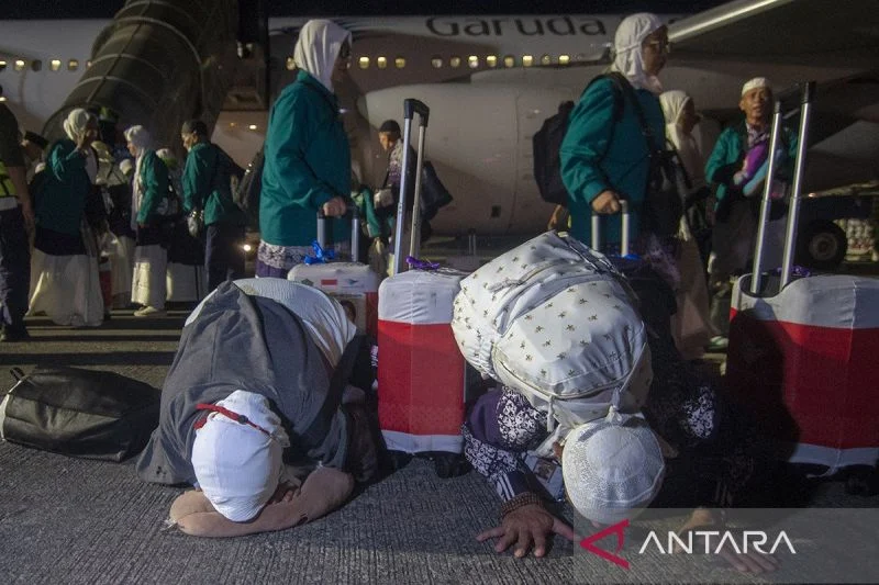 Jamaah Haji Kloter Pertama Bersujud Syukur Setibanya di Tanah Air