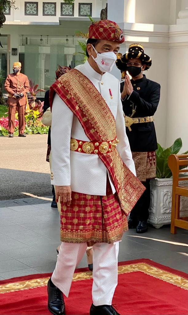 Jokowi di Lampung: Dari Gelar Adat, Semangat PSI, Hingga Es Teh