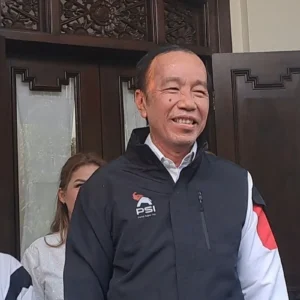 Jokowi Kenakan Baju Berlogo PSI saat Blusukan ke Lampung
