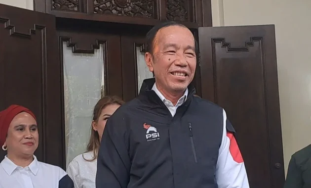 Jokowi Kenakan Baju Berlogo PSI saat Blusukan ke Lampung