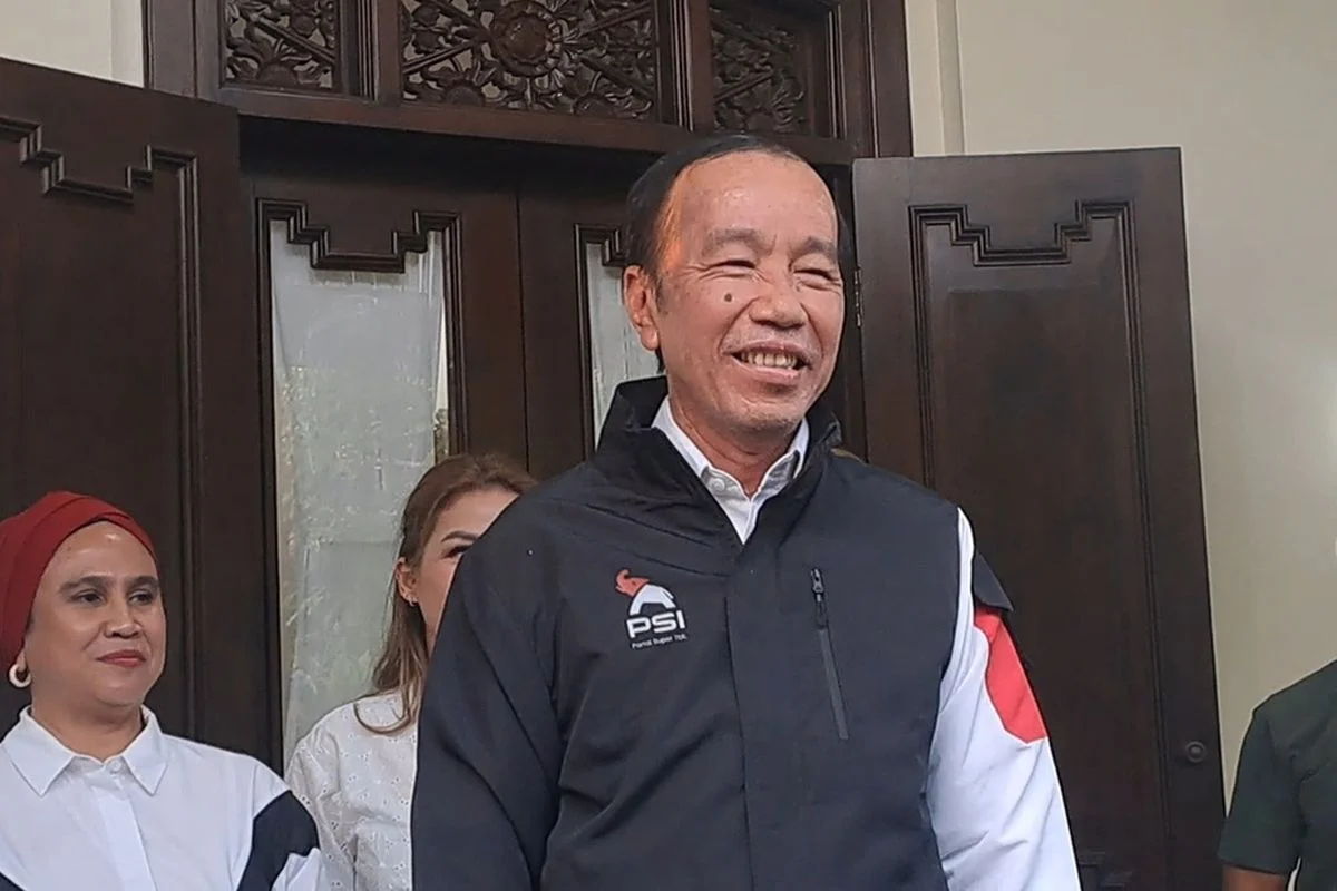 Jokowi Kenakan Baju Berlogo PSI saat Blusukan ke Lampung
