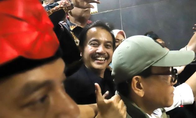 Jokowi Siap Tunjukkan Ijazah Asli Usai Penangkapan Roy Suryo dan Dr Tifa Jokowi Siap Tunjukkan Ijazah Asli Usai Penangkapan Roy Suryo dan Dr Tifa