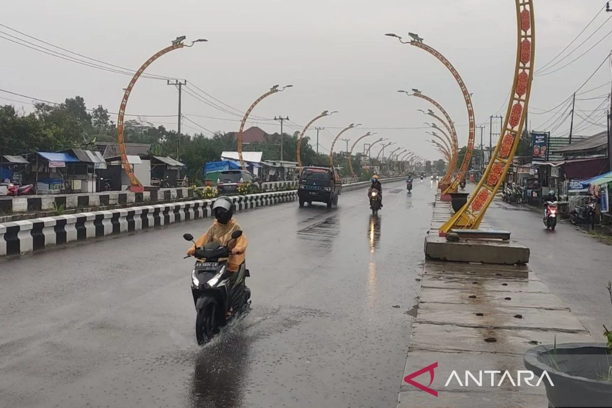 Jumat, Hujan Ringan Guyur Sebagian Besar Indonesia