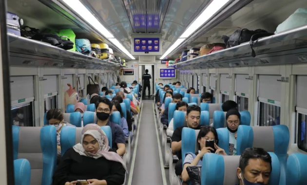 KAI Daop 2 Bandung Layani 13.222 Penumpang di Tengah Libur Panjang Akhir Pekan KAI Daop 2 Bandung Layani 13.222 Penumpang di Tengah Libur Panjang Akhir Pekan