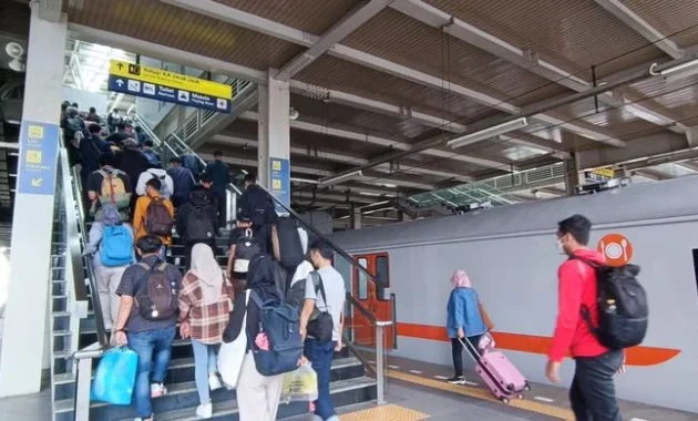 KAI Hentikan Layanan Kereta di Jatinegara Karena Unjuk Rasa KAI Hentikan Layanan Kereta di Jatinegara Karena Unjuk Rasa