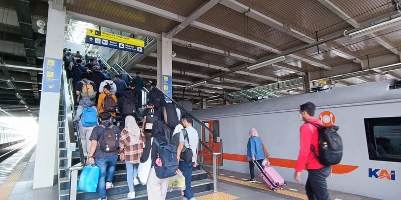 KAI Hentikan Layanan Kereta di Jatinegara Karena Unjuk Rasa