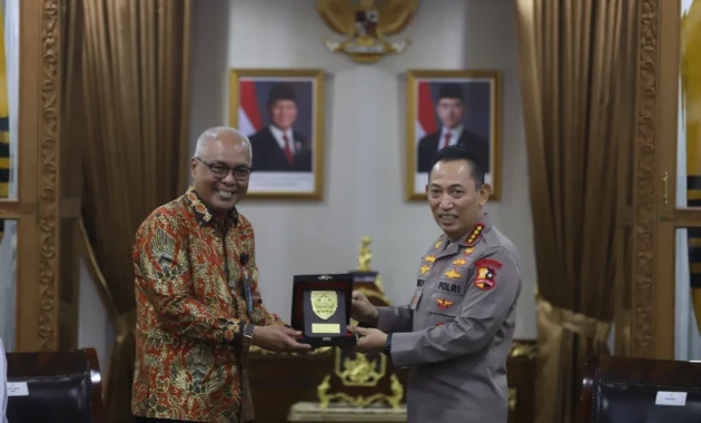 Kapolri Sebut Kompolnas Mitra Strategis Polri, Siap Tampung Kritik untuk Perbaikan Institusi Kapolri Sebut Kompolnas Mitra Strategis Polri, Siap Tampung Kritik untuk Perbaikan Institusi