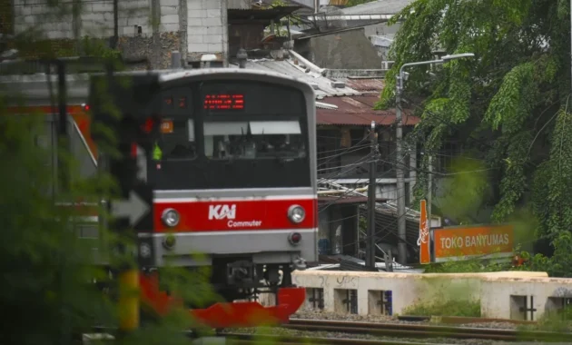 Kebakaran dekat Tanah Abang ganggu perjalanan KRL Cikarang--Duri