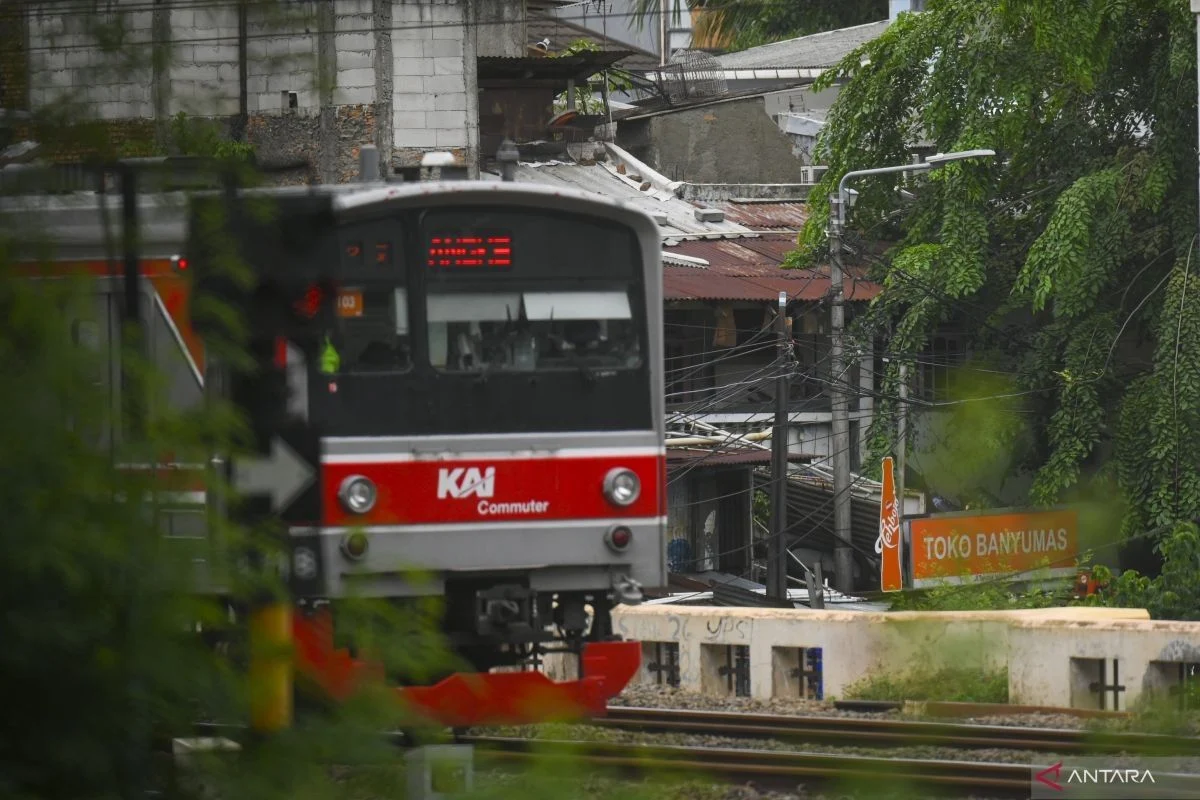 Kebakaran dekat Tanah Abang ganggu perjalanan KRL Cikarang--Duri