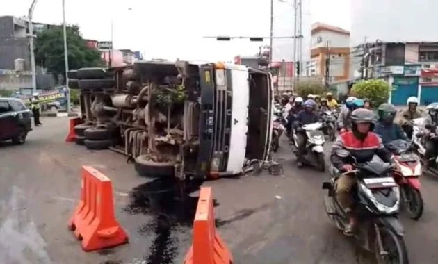 Kecelakaan truk di Simpang Unisma Bekasi picu kemacetan panjang