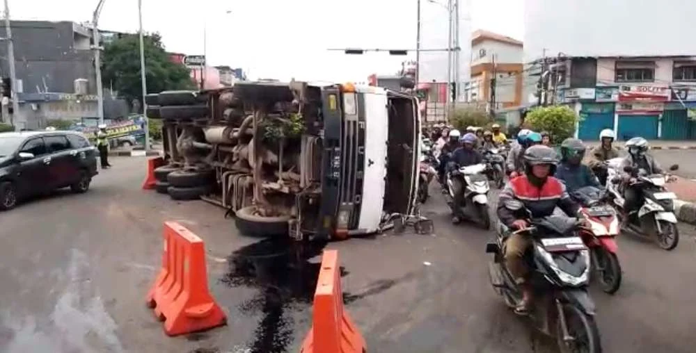Kecelakaan truk di Simpang Unisma Bekasi picu kemacetan panjang