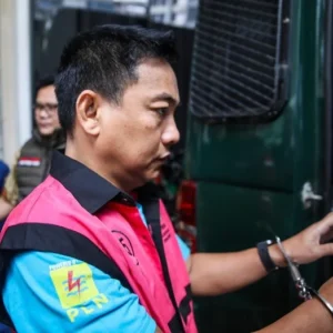 Kejagung Serahkan Tersangka Mantan Ketua Ombudsman, Hery Susanto, ke Jaksa Penuntut Umum