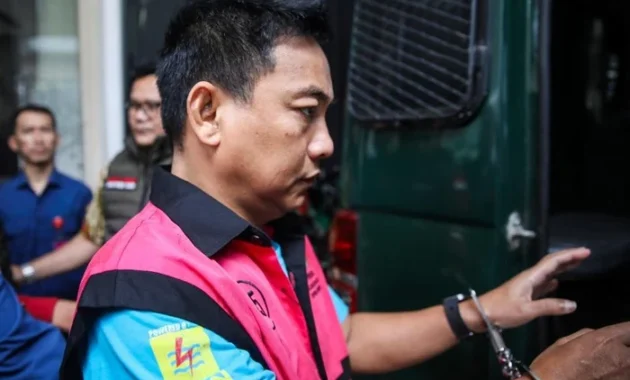 Kejagung Serahkan Tersangka Mantan Ketua Ombudsman, Hery Susanto, ke Jaksa Penuntut Umum Kejagung Serahkan Tersangka Mantan Ketua Ombudsman, Hery Susanto, ke Jaksa Penuntut Umum