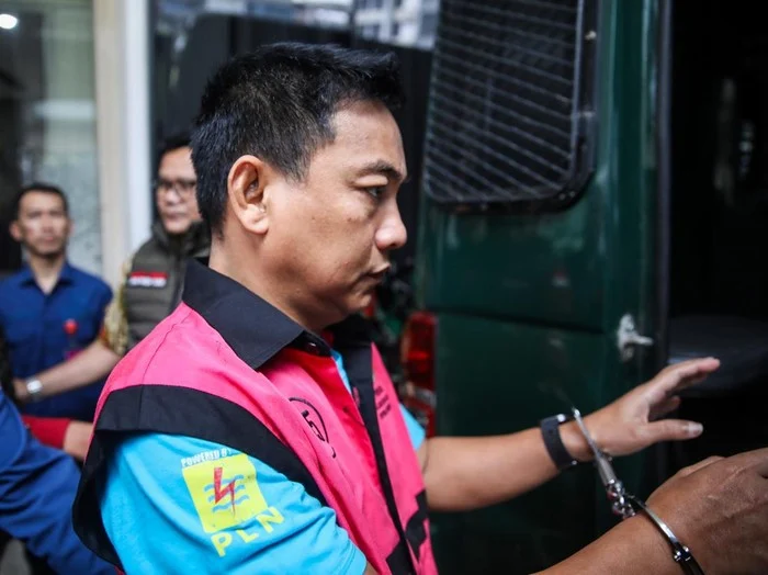 Kejagung Serahkan Tersangka Mantan Ketua Ombudsman, Hery Susanto, ke Jaksa Penuntut Umum