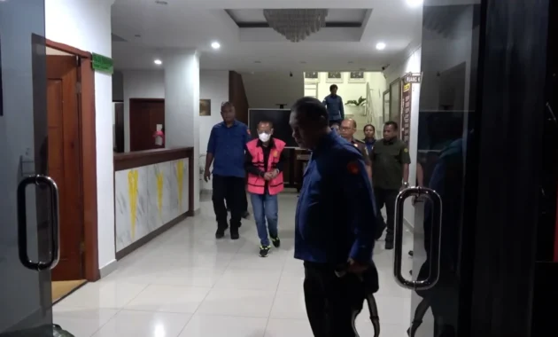 Kejati Papua Tahan Empat Tersangka Dugaan Korupsi Bulog Wamena Kejati Papua Tahan Empat Tersangka Dugaan Korupsi Bulog Wamena