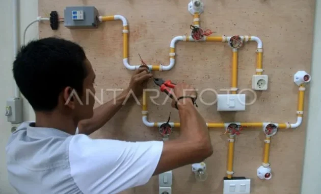 Kemenaker Siapkan Pelatihan Instalasi Listrik untuk Penyintas Bencana Aceh Utara Kemenaker Siapkan Pelatihan Instalasi Listrik untuk Penyintas Bencana Aceh Utara