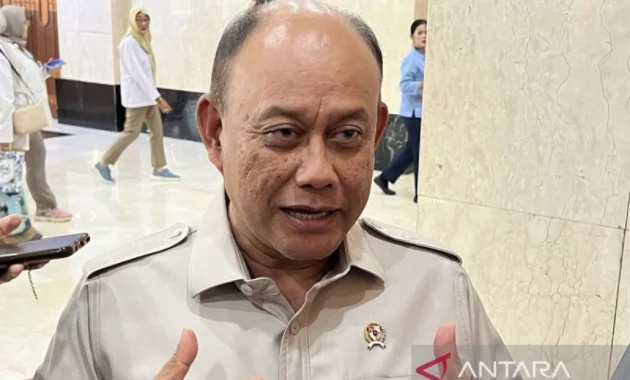 Kepala BGN Dadan Hindayana Tertangkap Pakai Rompi Pink di Kejagung Kepala BGN Dadan Hindayana Tertangkap Pakai Rompi Pink di Kejagung