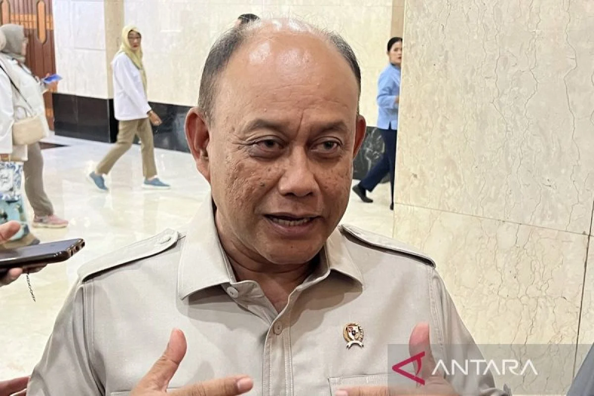 Kepala BGN Dadan Hindayana Tertangkap Pakai Rompi Pink di Kejagung