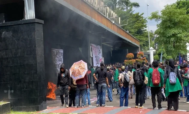 Kericuhan Pecah di Gerbang Pancasila DPR, Aksi Bakar Ban Mahasiswa Berujung Pelemparan! Kericuhan Pecah di Gerbang Pancasila DPR, Aksi Bakar Ban Mahasiswa Berujung Pelemparan!
