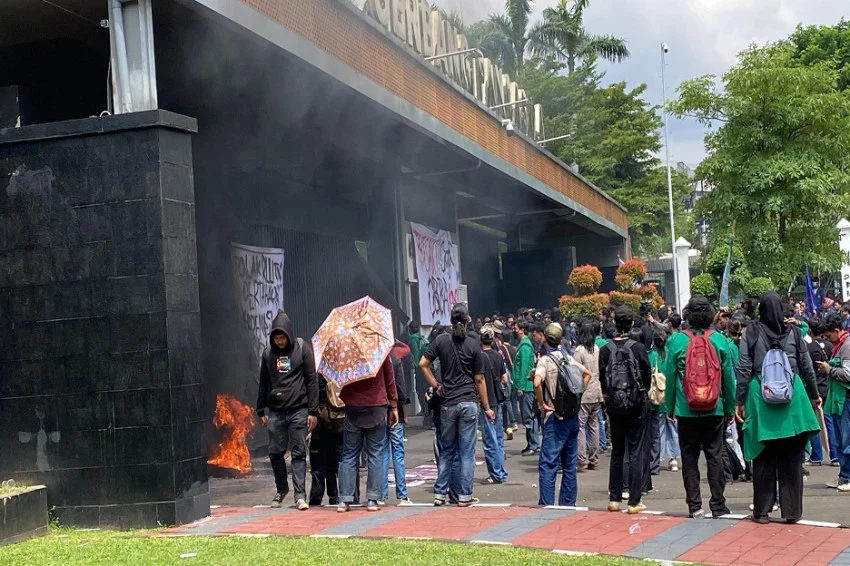 Kericuhan Pecah di Gerbang Pancasila DPR, Aksi Bakar Ban Mahasiswa Berujung Pelemparan!