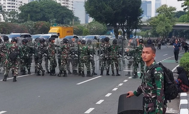 Ketegangan Pecah di Thamrin! Polisi Lapis Pertama dan TNI Lapis Kedua Hadang Demo Mahasiswa