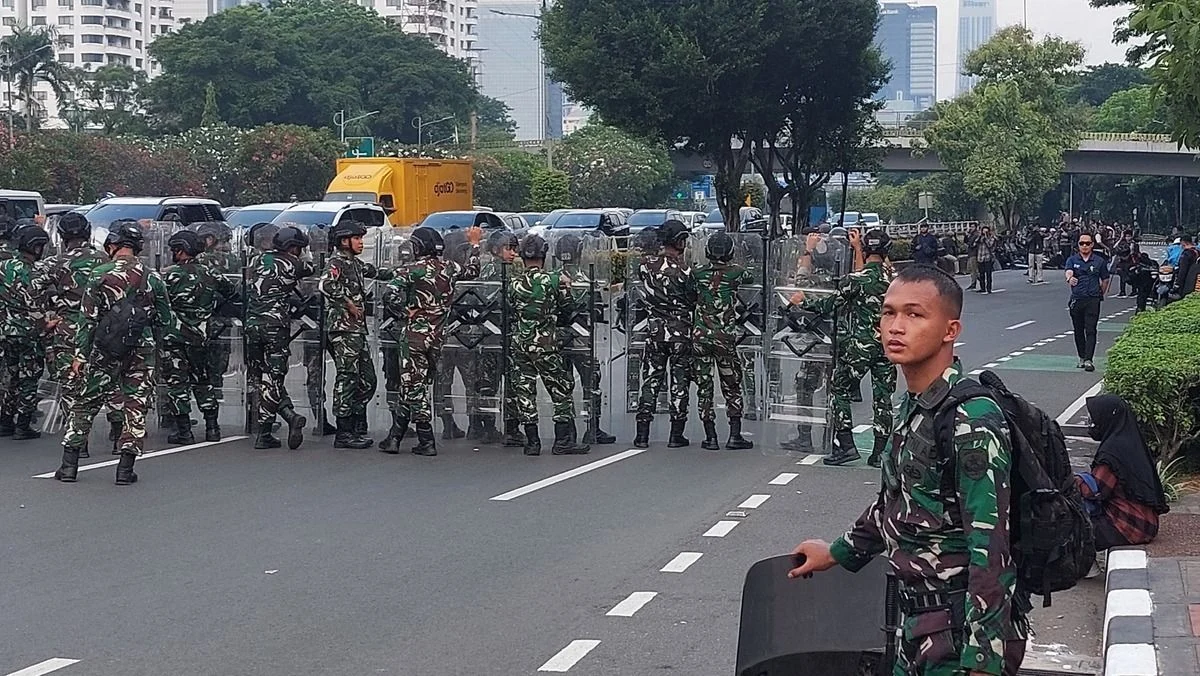 Ketegangan Pecah di Thamrin! Polisi Lapis Pertama dan TNI Lapis Kedua Hadang Demo Mahasiswa