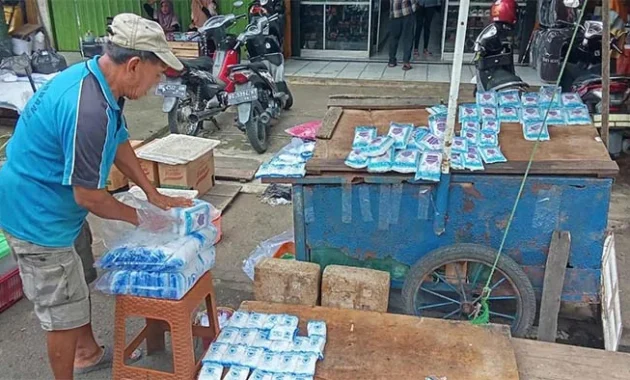 Kisah Efendi, Pedagang Garam Keliling yang Terbantu JKN Saat Lawan Diabetes Kisah Efendi, Pedagang Garam Keliling yang Terbantu JKN Saat Lawan Diabetes