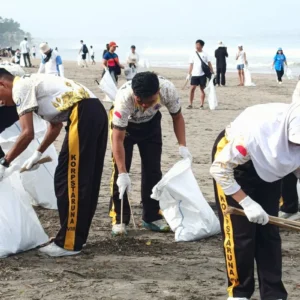 KKP-DANA kumpulkan 317 kilogram sampah di Pantai Petitenget