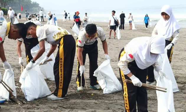 KKP-DANA kumpulkan 317 kilogram sampah di Pantai Petitenget KKP-DANA kumpulkan 317 kilogram sampah di Pantai Petitenget