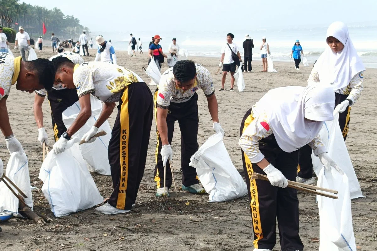 KKP-DANA kumpulkan 317 kilogram sampah di Pantai Petitenget