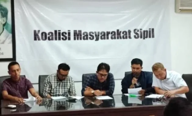 Koalisi Masyarakat Sipil Soroti Keterlibatan TNI dan Apel Siaga Komcad dalam Pengawalan Demo Mahasiswa Koalisi Masyarakat Sipil Soroti Keterlibatan TNI dan Apel Siaga Komcad dalam Pengawalan Demo Mahasiswa