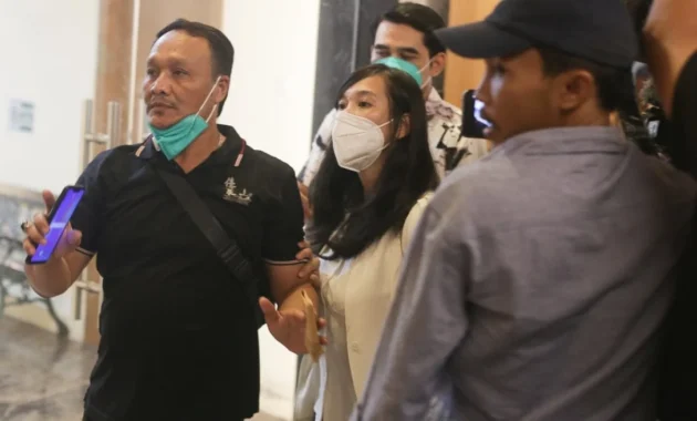 Komika Praz Teguh Jalani Pemeriksaan di Polda Metro Jaya, Ungkap Penipuan Hanania Travel terhadap Dana Umrah Komika Praz Teguh Jalani Pemeriksaan di Polda Metro Jaya, Ungkap Penipuan Hanania Travel terhadap Dana Umrah