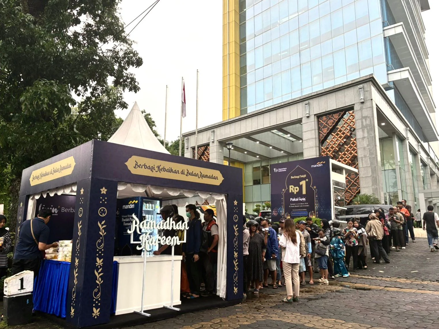 Livin’ Mandiri Berbagi: Kolaborasi Penggalangan Bantuan Makanan Seluruh Indonesia