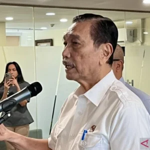 Luhut Yakin Ekonomi RI Tetap Bisa Tumbuh Meski Angka Kemiskinan Naik