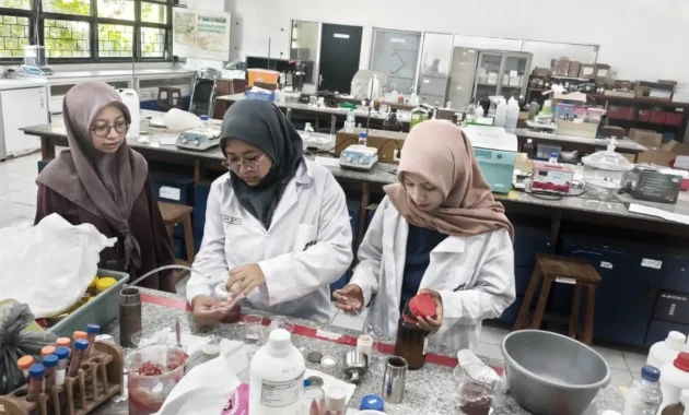Mahasiswa ITS Kembangkan Nanopestisida Tahan Hujan dan UV