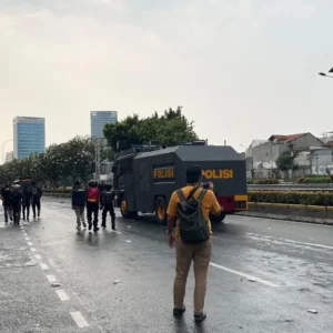 Massa BEM UI Dicegat Polisi, Bus Tertahan di Depan Gedung DPR RI