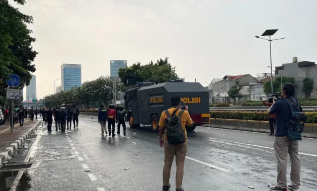 Massa BEM UI Dicegat Polisi, Bus Tertahan di Depan Gedung DPR RI Massa BEM UI Dicegat Polisi, Bus Tertahan di Depan Gedung DPR RI