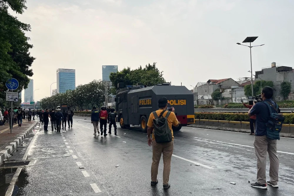 Massa BEM UI Dicegat Polisi, Bus Tertahan di Depan Gedung DPR RI
