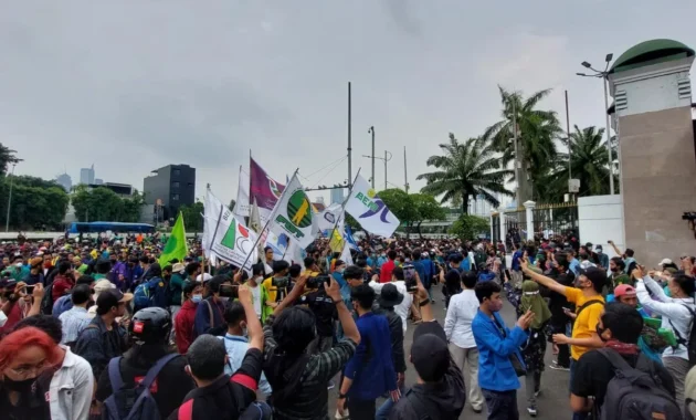 Massa Mahasiswa Gelar Demo di Gedung DPR RI, Jalan Gatot Subroto Ditutup