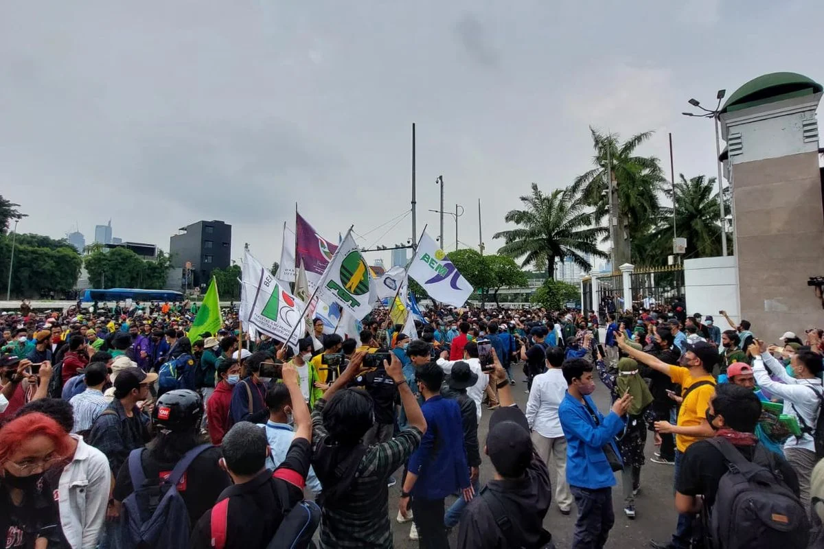 Massa Mahasiswa Gelar Demo di Gedung DPR RI, Jalan Gatot Subroto Ditutup