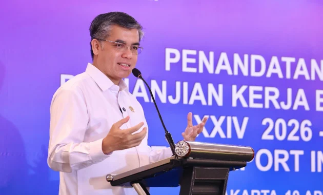 Menaker Serahkan Tiga Agenda Strategis dalam Penandatanganan PKB 2026 bersama Jasa Raharja