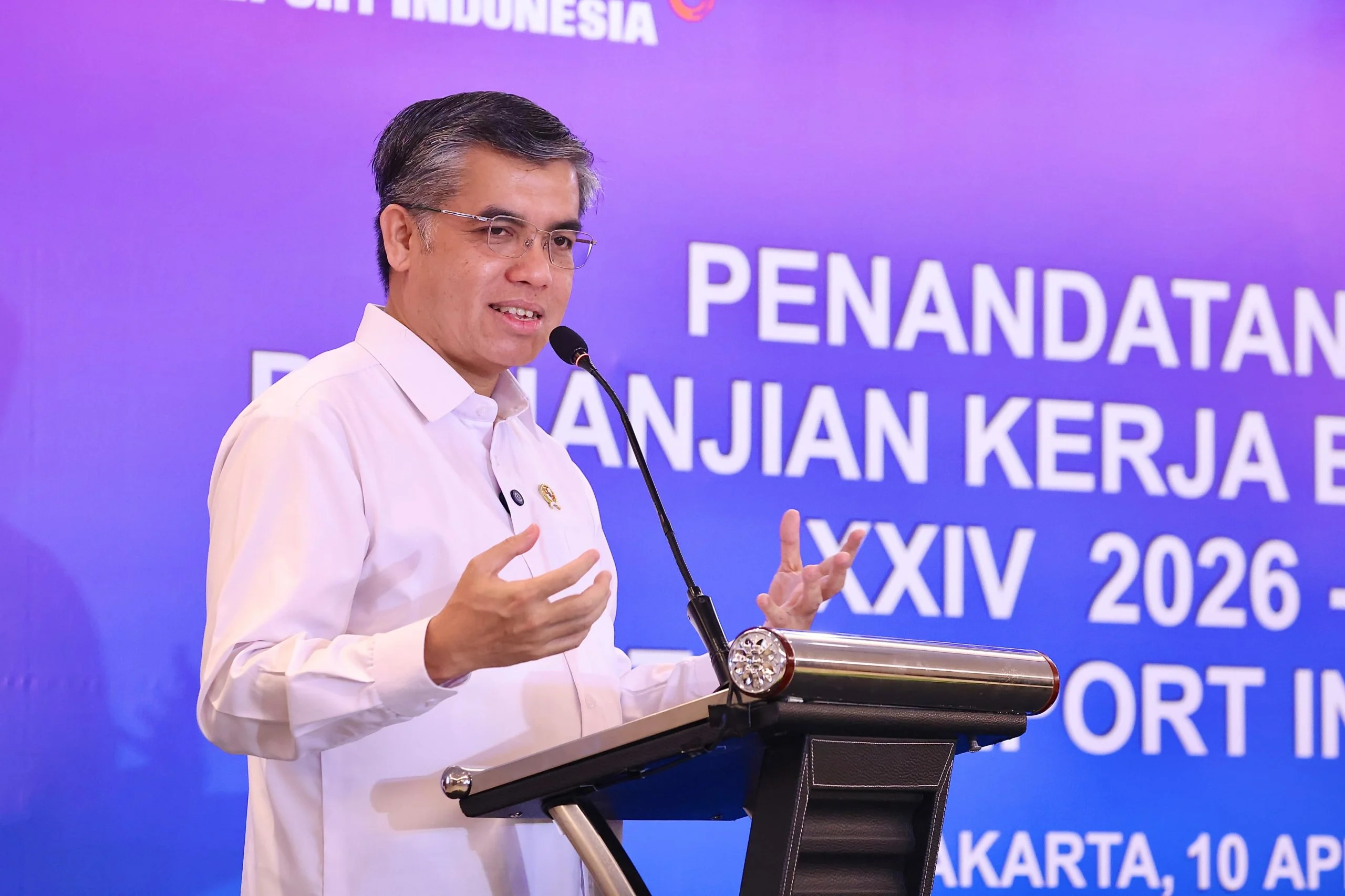 Menaker Serahkan Tiga Agenda Strategis dalam Penandatanganan PKB 2026 bersama Jasa Raharja