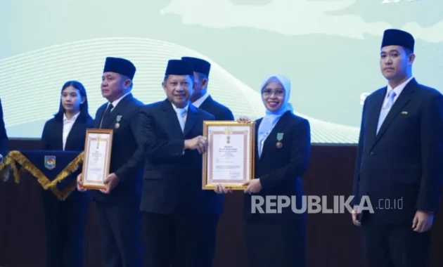 Mendagri Tito Karnavian Serahkan Satyalancana Wira Karya kepada Enam Penerima di Bidang Kelautan dan Perikanan