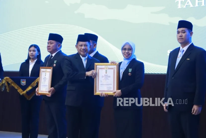 Mendagri Tito Karnavian Serahkan Satyalancana Wira Karya kepada Enam Penerima di Bidang Kelautan dan Perikanan