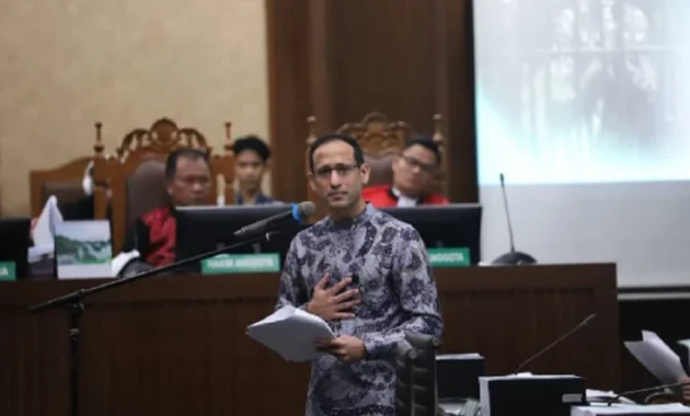 Nadiem Bacakan Pledoi: Usai Terima Bintang Mahaputra Adipradana Dihadiahi Jeruji Besi Nadiem Bacakan Pledoi: Usai Terima Bintang Mahaputra Adipradana Dihadiahi Jeruji Besi
