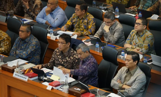 Pemerintah dan DPR Sepakati KEM‑PPKF 2027 dengan Target Pertumbuhan Ekonomi hingga 6,5 % Pemerintah dan DPR Sepakati KEM‑PPKF 2027 dengan Target Pertumbuhan Ekonomi hingga 6,5 %