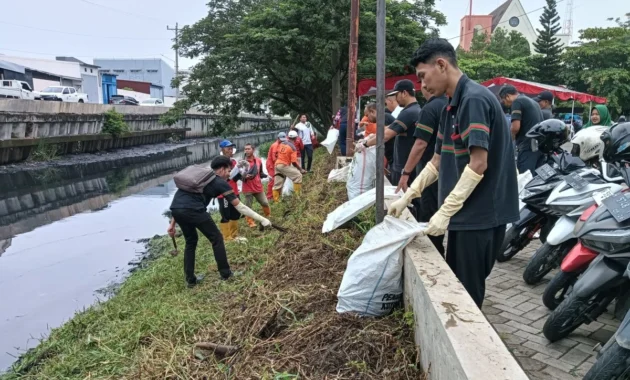 Pemprov Kalsel Kerahkan 350 Personel Bersihkan Sungai dalam Rangka ASRI